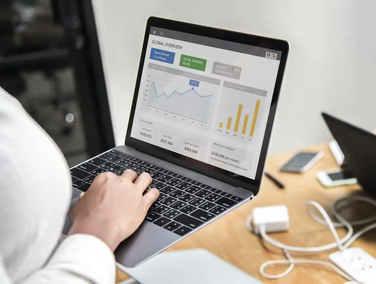 Notebook exibindo dashboard de métricas para análise de campanhas de tráfego pago